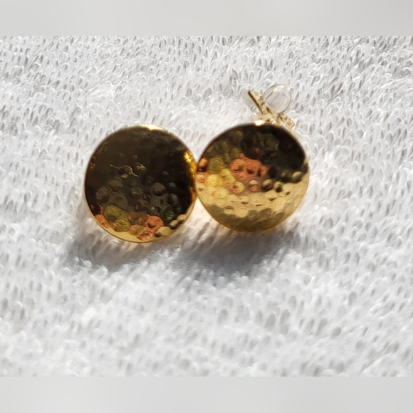Hammered Gold Circle Stud Earrings / Clip-on - Picture 2 of 6